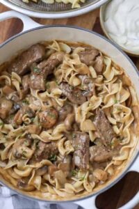 Stroganoff daging sapi di dalam panci