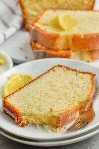 lapisi Lemon Pound Cake dengan garpu