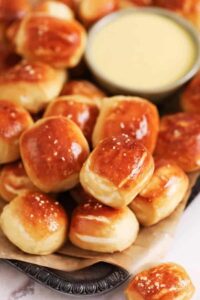 Gigitan Pretzel berlapis dengan saus
