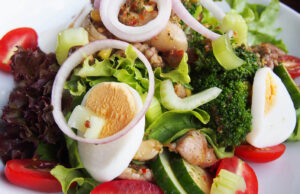 Menggoda Selera dengan Kelezatan Luar Biasa: Roast Beef dengan Krust Thyme dan Fennel yang Memikat