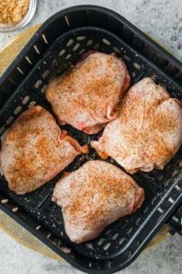 Paha Ayam Air Fryer di air fryer sebelum dimasak
