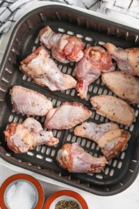 Untuk makanan pembuka, sayap ayam penggorengan udara ini adalah yang terbaik.  Nyalakan Ninja atau alat penggoreng udara merek lainnya dan hasilnya akan renyah dan penuh rasa dalam waktu singkat.  Masak dari beku atau segar, cukup sesuaikan waktu dan suhu untuk hidangan pembuka panas dan lezat yang pasti menjadi favorit dengan semua saus favorit Anda!  #airfryerchickenwings #airfryerwings #chickenwings #spendwithpennies