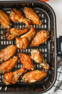 Sayap Ayam Air Fryer Udara dimasak di penggorengan