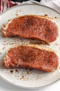 Dua potong daging babi yang dibumbui