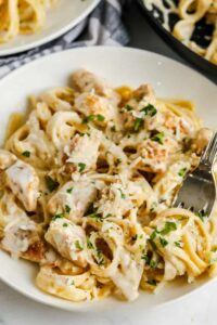 lapisi Chicken Alfredo dengan garpu