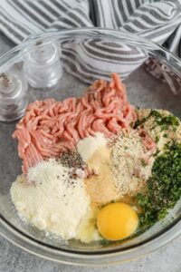 bahan-bahan untuk membuat Bakso Ayam dalam mangkuk