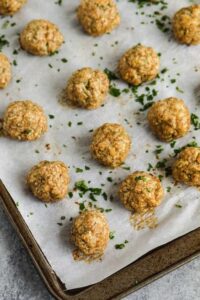 memasak Bakso Ayam di atas loyang