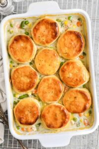 Casserole Pie Pot Ayam panggang di piring