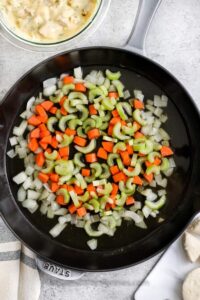 memasak seledri dan wortel untuk membuat Ayam dan Biskuit