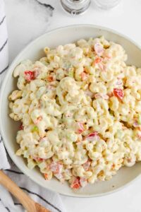 semangkuk salad makaroni
