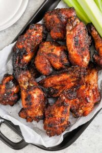 Sayap Ayam Gosok Kering di piring dengan seledri