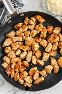 memasak ayam untuk membuat Alfredo Ayam Buatan Sendiri