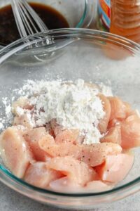 menambahkan tepung ke ayam untuk membuat Ayam Madu