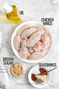 sayap ayam , bumbu penyedap , gula merah , minyak berlabel untuk membuat Sayap Ayam Gosok Kering