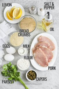 daging babi, caper, tepung, susu, telur, peterseli, remah roti, minyak, lemon dan garam dan merica dengan label untuk membuat Schnitzel