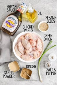 saus teriyaki, minyak, biji wijen, sayap ayam, daun bawang, jahe, bawang putih bubuk, garam dan merica beri label untuk membuat Sayap Ayam Teriyaki