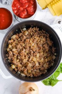 daging yang dimasak dalam oven belanda untuk sup lasagna