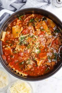 oven belanda besar berisi sup lasagna matang