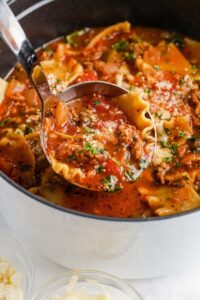 sendok yang menyajikan sup lasagna