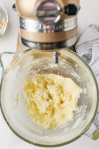 mentega dan gula dicampur dalam mangkuk untuk membuat Lemon Pound Cake