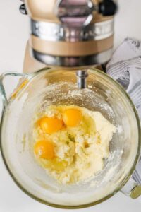 menambahkan telur ke mentega untuk membuat Lemon Pound Cake