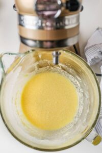 bahan campuran dalam mangkuk untuk membuat Lemon Pound Cake