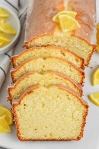 irisan Lemon Pound Cake dengan hiasan lemon