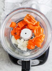 menambahkan bahan ke dalam food processor untuk membuat Saus Mangga Habanero