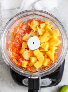 menambahkan bahan ke dalam pengolah untuk membuat Saus Mangga Habanero