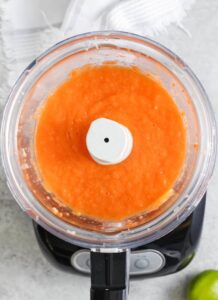 mencampurkan bahan-bahan untuk membuat Saus Mangga Habanero