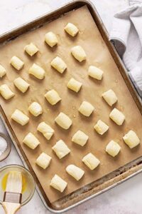 Pretzel Bites di atas loyang yang diolesi mentega