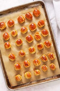 Gigitan Pretzel dipanggang di atas loyang