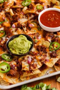Nacho Babi yang menarik dengan guacamole dan salsa