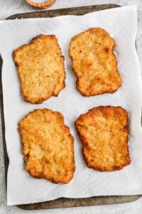 loyang dengan Schnitzel matang