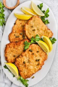 berlapis Schnitzel dengan irisan lemon