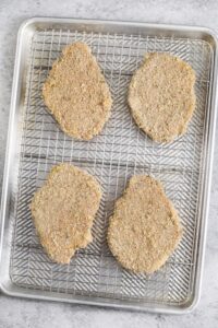 Schnitzel di atas loyang sebelum dimasak