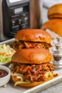 Sandwich Babi Tarik Pemasak Lambat yang dimasak