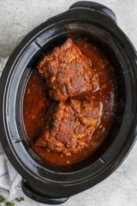 daging babi yang dimasak dalam slow cooker untuk membuat Sandwich Babi Tarik Slow Cooker