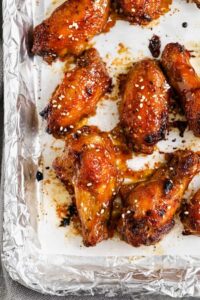 Sayap Ayam Teriyaki dimasak di atas loyang yang dilapisi kertas timah