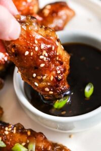 mencelupkan Sayap Ayam Teriyaki ke dalam saus