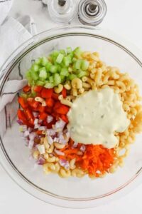 bahan salad makaroni dalam mangkuk