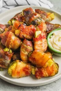 Kubis Brussel Dibungkus Bacon berlapis dengan saus