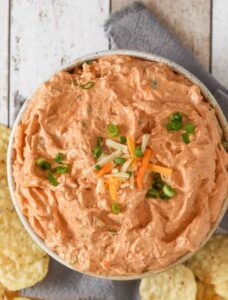 semangkuk Saus Krim Keju dengan keripik