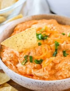 Crockpot Buffalo Chicken Dip dengan keripik tortilla