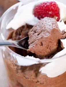 mengambil sesendok Easy Chocolate Mousse