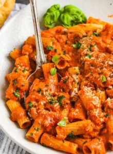 Saus Vodka yang mudah pada pasta