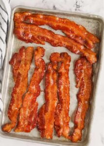 bacon renyah di atas loyang untuk menunjukkan Cara Memasak Bacon di Oven