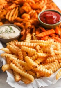 tampilan jarak dekat dari kentang goreng yang dimasak untuk menampilkan berbagai jenis Kentang Goreng Beku Air Fryer