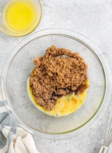 menambahkan gula merah ke dalam campuran telur untuk membuat Butter Tart