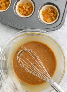 mencampur campuran gula merah untuk membuat Butter Tart